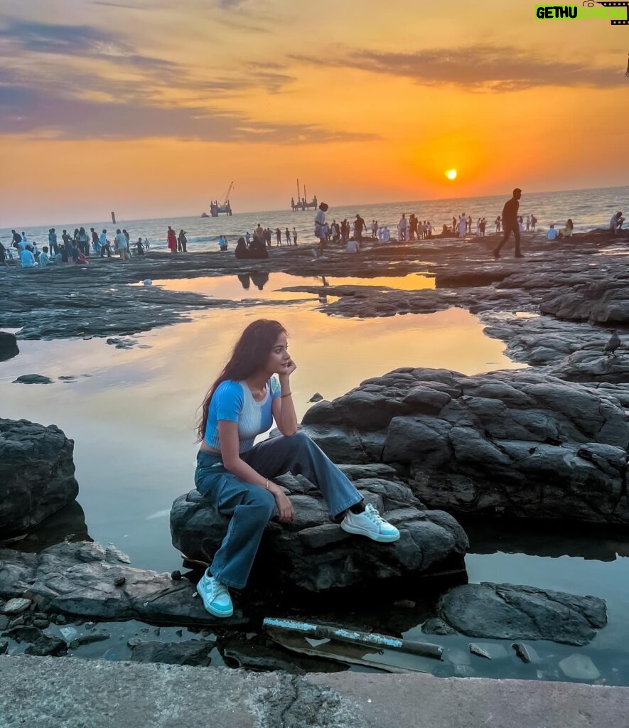 Kajal Sharma Instagram - Jitna bhi try kro, life mein kuch na kuch to chutega hi.. Toh jahan hai, Wahi ka maza lete hain.. ☀️🫶🏻 . . . . #explore #photooftheday #beach #mumbai