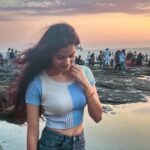 Kajal Sharma Instagram – Jitna bhi try kro, life mein kuch na kuch to chutega hi.. Toh jahan hai, Wahi ka maza lete hain.. ☀️🫶🏻
.
.
.
.
#explore #photooftheday #beach #mumbai