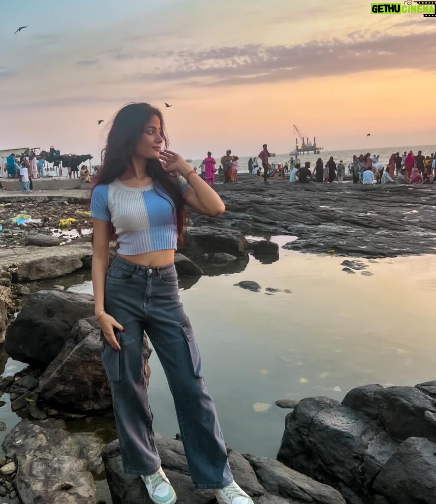 Kajal Sharma Instagram - Jitna bhi try kro, life mein kuch na kuch to chutega hi.. Toh jahan hai, Wahi ka maza lete hain.. ☀️🫶🏻 . . . . #explore #photooftheday #beach #mumbai