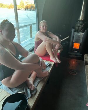 Kakan Hermansson Instagram - Reklam för egen verksamhet 
Ass, titties, bastu och bad och @maggiebykakan