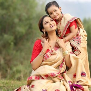 Kalpana Kalita Instagram - Bihur Morom❤️❤️ @pallavisilkwonders @mrigakshis_assamese_jewellery @zishaan_makeeup_artist @kamaldeyphotography