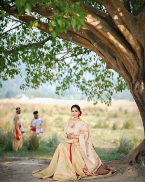 Kalpana Kalita Instagram - “ RAJDULARI “ 
A Conceptual Shoot By @dipluhaz 
beautiful @kalpana_kalita_official 
beautiful makeover by @makeupartistarup 
#pulakkalitaphotography 
#likeforlikes #conceptualphotography #royal #trendingreels #feed #instafeed #highlights