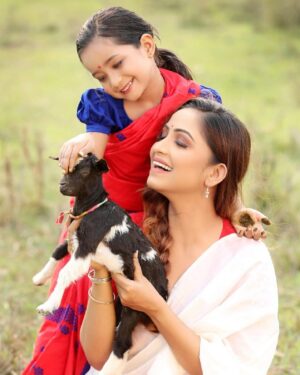 Kalpana Kalita Instagram - সমূহ শ্ৰদ্ধাস্পদ অসমবাসী ৰাইজক অসমীয়া বাপোতি সাহোন ৰঙালী বিহুৰ ওলগ আৰু অসমীয়া নববৰ্ষৰ শুভেচ্ছা জনালোঁ। 
নৱবৰ্ষই কঢ়িয়াই আনক শান্তি, সমৃদ্ধি আৰু আনন্দৰ বতৰা তাৰেই কামনাৰে....ৰঙালী বিহুৰ আন্তৰিক শুভেচ্ছা জনালো। অসমীয়াৰ আয়ুসৰেখা  এই বিহুটিয়ে প্ৰতিটো পৰিয়ালৰ বাবে কঢিয়াই আনক সুখ আৰু শান্তিৰ বতৰা।
এই বিহুৱে কঢিয়াই আনক ঐক্য আৰু সম্প্ৰিতীৰ বতৰা। 
সেৱাৰ - কল্পনা.🙏