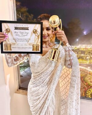 Kalpana Kalita Instagram - সময়......৷ অসমৰ সাংস্কৃতিক জগতখনত খোজ লোৱাৰ দিনৰে পৰা কিছুমান সৰু সৰু সপোনে নিজ ক্ষেত্ৰখনত নতুন বা স্মৰণিয় কাম কৰাৰ আকাংক্ষা জন্মাই আহিছিল ৷ ঠিক তেনে এক সন্ধিক্ষণতে 2024 ৰ “ প্ৰাগচিনে এৱাৰ্ড “ ত আমাক “ ৰঙাটাপু ১৯৮২“ চিনেমা খনৰ বাবে Best Supporting actor ৰ সন্মানেৰে সন্মানিত কৰাৰ বাবে “প্ৰাগ চিনে এৱাৰ্ড“ লৈ কৃতজ্ঞ ৷ লগতে পৰিচালক মৰমৰ আদিত্যম শইকীয়ালৈ মই আজিবন কৃতাৰ্থ হৈ ৰলো৷ বিশেষ ভাৱে মোৰ শ্ৰদ্ধাৰ ড° সঞ্জীৱ নাৰায়ণ দাদা প্ৰম ুখ্যে সন্মানিয় বিচাৰক মণ্ডলীৰ প্ৰত্যেককে সেৱা জনালোঁ ৷মোৰ আৰাধ্য দেৱতাই আমালৈ এই পবিত্ৰ ক্ষণটো লিখি ৰখাৰ বাবে সুখী ৷ “ ৰঙাটাপু ১৯৮২ “ৰ সমোহ পৰিয়ালৰ হৈ সমগ্ৰ অসমবাসীৰ  চৰণত সেৱা জনালে ৷ ☺️🙏 Spl thanx to my dear friend @zishaan_makeeup_artist for my wardrobe and my makeover ❤️❤️