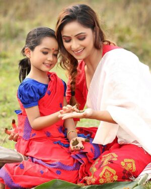 Kalpana Kalita Instagram - সমূহ শ্ৰদ্ধাস্পদ অসমবাসী ৰাইজক অসমীয়া বাপোতি সাহোন ৰঙালী বিহুৰ ওলগ আৰু অসমীয়া নববৰ্ষৰ শুভেচ্ছা জনালোঁ। 
নৱবৰ্ষই কঢ়িয়াই আনক শান্তি, সমৃদ্ধি আৰু আনন্দৰ বতৰা তাৰেই কামনাৰে....ৰঙালী বিহুৰ আন্তৰিক শুভেচ্ছা জনালো। অসমীয়াৰ আয়ুসৰেখা  এই বিহুটিয়ে প্ৰতিটো পৰিয়ালৰ বাবে কঢিয়াই আনক সুখ আৰু শান্তিৰ বতৰা।
এই বিহুৱে কঢিয়াই আনক ঐক্য আৰু সম্প্ৰিতীৰ বতৰা। 
সেৱাৰ - কল্পনা.🙏