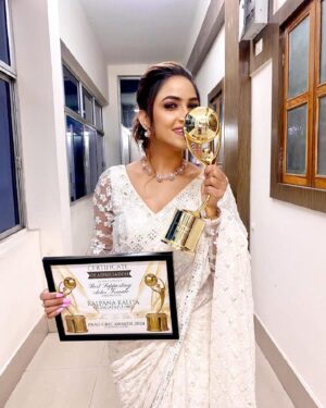 Kalpana Kalita Instagram - সময়......৷ অসমৰ সাংস্কৃতিক জগতখনত খোজ লোৱাৰ দিনৰে পৰা কিছুমান সৰু সৰু সপোনে নিজ ক্ষেত্ৰখনত নতুন বা স্মৰণিয় কাম কৰাৰ আকাংক্ষা জন্মাই আহিছিল ৷ ঠিক তেনে এক সন্ধিক্ষণতে 2024 ৰ “ প্ৰাগচিনে এৱাৰ্ড “ ত আমাক “ ৰঙাটাপু ১৯৮২“ চিনেমা খনৰ বাবে Best Supporting actor ৰ সন্মানেৰে সন্মানিত কৰাৰ বাবে “প্ৰাগ চিনে এৱাৰ্ড“ লৈ কৃতজ্ঞ ৷ লগতে পৰিচালক মৰমৰ আদিত্যম শইকীয়ালৈ মই আজিবন কৃতাৰ্থ হৈ ৰলো৷ বিশেষ ভাৱে মোৰ শ্ৰদ্ধাৰ ড° সঞ্জীৱ নাৰায়ণ দাদা প্ৰম ুখ্যে সন্মানিয় বিচাৰক মণ্ডলীৰ প্ৰত্যেককে সেৱা জনালোঁ ৷মোৰ আৰাধ্য দেৱতাই আমালৈ এই পবিত্ৰ ক্ষণটো লিখি ৰখাৰ বাবে সুখী ৷ “ ৰঙাটাপু ১৯৮২ “ৰ সমোহ পৰিয়ালৰ হৈ সমগ্ৰ অসমবাসীৰ  চৰণত সেৱা জনালে ৷ ☺️🙏 Spl thanx to my dear friend @zishaan_makeeup_artist for my wardrobe and my makeover ❤️❤️
