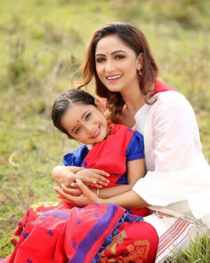 Kalpana Kalita Instagram - সমূহ শ্ৰদ্ধাস্পদ অসমবাসী ৰাইজক অসমীয়া বাপোতি সাহোন ৰঙালী বিহুৰ ওলগ আৰু অসমীয়া নববৰ্ষৰ শুভেচ্ছা জনালোঁ। 
নৱবৰ্ষই কঢ়িয়াই আনক শান্তি, সমৃদ্ধি আৰু আনন্দৰ বতৰা তাৰেই কামনাৰে....ৰঙালী বিহুৰ আন্তৰিক শুভেচ্ছা জনালো। অসমীয়াৰ আয়ুসৰেখা  এই বিহুটিয়ে প্ৰতিটো পৰিয়ালৰ বাবে কঢিয়াই আনক সুখ আৰু শান্তিৰ বতৰা।
এই বিহুৱে কঢিয়াই আনক ঐক্য আৰু সম্প্ৰিতীৰ বতৰা। 
সেৱাৰ - কল্পনা.🙏