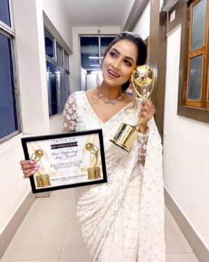 Kalpana Kalita Instagram - সময়......৷ অসমৰ সাংস্কৃতিক জগতখনত খোজ লোৱাৰ দিনৰে পৰা কিছুমান সৰু সৰু সপোনে নিজ ক্ষেত্ৰখনত নতুন বা স্মৰণিয় কাম কৰাৰ আকাংক্ষা জন্মাই আহিছিল ৷ ঠিক তেনে এক সন্ধিক্ষণতে 2024 ৰ “ প্ৰাগচিনে এৱাৰ্ড “ ত আমাক “ ৰঙাটাপু ১৯৮২“ চিনেমা খনৰ বাবে Best Supporting actor ৰ সন্মানেৰে সন্মানিত কৰাৰ বাবে “প্ৰাগ চিনে এৱাৰ্ড“ লৈ কৃতজ্ঞ ৷ লগতে পৰিচালক মৰমৰ আদিত্যম শইকীয়ালৈ মই আজিবন কৃতাৰ্থ হৈ ৰলো৷ বিশেষ ভাৱে মোৰ শ্ৰদ্ধাৰ ড° সঞ্জীৱ নাৰায়ণ দাদা প্ৰম ুখ্যে সন্মানিয় বিচাৰক মণ্ডলীৰ প্ৰত্যেককে সেৱা জনালোঁ ৷মোৰ আৰাধ্য দেৱতাই আমালৈ এই পবিত্ৰ ক্ষণটো লিখি ৰখাৰ বাবে সুখী ৷ “ ৰঙাটাপু ১৯৮২ “ৰ সমোহ পৰিয়ালৰ হৈ সমগ্ৰ অসমবাসীৰ  চৰণত সেৱা জনালে ৷ ☺️🙏 Spl thanx to my dear friend @zishaan_makeeup_artist for my wardrobe and my makeover ❤️❤️