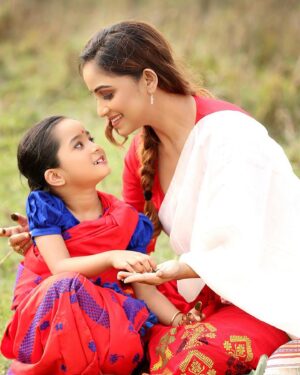 Kalpana Kalita Instagram - সমূহ শ্ৰদ্ধাস্পদ অসমবাসী ৰাইজক অসমীয়া বাপোতি সাহোন ৰঙালী বিহুৰ ওলগ আৰু অসমীয়া নববৰ্ষৰ শুভেচ্ছা জনালোঁ। 
নৱবৰ্ষই কঢ়িয়াই আনক শান্তি, সমৃদ্ধি আৰু আনন্দৰ বতৰা তাৰেই কামনাৰে....ৰঙালী বিহুৰ আন্তৰিক শুভেচ্ছা জনালো। অসমীয়াৰ আয়ুসৰেখা  এই বিহুটিয়ে প্ৰতিটো পৰিয়ালৰ বাবে কঢিয়াই আনক সুখ আৰু শান্তিৰ বতৰা।
এই বিহুৱে কঢিয়াই আনক ঐক্য আৰু সম্প্ৰিতীৰ বতৰা। 
সেৱাৰ - কল্পনা.🙏