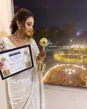Kalpana Kalita Instagram - সময়......৷ অসমৰ সাংস্কৃতিক জগতখনত খোজ লোৱাৰ দিনৰে পৰা কিছুমান সৰু সৰু সপোনে নিজ ক্ষেত্ৰখনত নতুন বা স্মৰণিয় কাম কৰাৰ আকাংক্ষা জন্মাই আহিছিল ৷ ঠিক তেনে এক সন্ধিক্ষণতে 2024 ৰ “ প্ৰাগচিনে এৱাৰ্ড “ ত আমাক “ ৰঙাটাপু ১৯৮২“ চিনেমা খনৰ বাবে Best Supporting actor ৰ সন্মানেৰে সন্মানিত কৰাৰ বাবে “প্ৰাগ চিনে এৱাৰ্ড“ লৈ কৃতজ্ঞ ৷ লগতে পৰিচালক মৰমৰ আদিত্যম শইকীয়ালৈ মই আজিবন কৃতাৰ্থ হৈ ৰলো৷ বিশেষ ভাৱে মোৰ শ্ৰদ্ধাৰ ড° সঞ্জীৱ নাৰায়ণ দাদা প্ৰম ুখ্যে সন্মানিয় বিচাৰক মণ্ডলীৰ প্ৰত্যেককে সেৱা জনালোঁ ৷মোৰ আৰাধ্য দেৱতাই আমালৈ এই পবিত্ৰ ক্ষণটো লিখি ৰখাৰ বাবে সুখী ৷ “ ৰঙাটাপু ১৯৮২ “ৰ সমোহ পৰিয়ালৰ হৈ সমগ্ৰ অসমবাসীৰ  চৰণত সেৱা জনালে ৷ ☺️🙏 Spl thanx to my dear friend @zishaan_makeeup_artist for my wardrobe and my makeover ❤️❤️