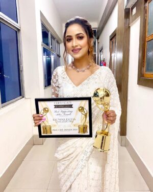Kalpana Kalita Instagram - সময়......৷ অসমৰ সাংস্কৃতিক জগতখনত খোজ লোৱাৰ দিনৰে পৰা কিছুমান সৰু সৰু সপোনে নিজ ক্ষেত্ৰখনত নতুন বা স্মৰণিয় কাম কৰাৰ আকাংক্ষা জন্মাই আহিছিল ৷ ঠিক তেনে এক সন্ধিক্ষণতে 2024 ৰ “ প্ৰাগচিনে এৱাৰ্ড “ ত আমাক “ ৰঙাটাপু ১৯৮২“ চিনেমা খনৰ বাবে Best Supporting actor ৰ সন্মানেৰে সন্মানিত কৰাৰ বাবে “প্ৰাগ চিনে এৱাৰ্ড“ লৈ কৃতজ্ঞ ৷ লগতে পৰিচালক মৰমৰ আদিত্যম শইকীয়ালৈ মই আজিবন কৃতাৰ্থ হৈ ৰলো৷ বিশেষ ভাৱে মোৰ শ্ৰদ্ধাৰ ড° সঞ্জীৱ নাৰায়ণ দাদা প্ৰম ুখ্যে সন্মানিয় বিচাৰক মণ্ডলীৰ প্ৰত্যেককে সেৱা জনালোঁ ৷মোৰ আৰাধ্য দেৱতাই আমালৈ এই পবিত্ৰ ক্ষণটো লিখি ৰখাৰ বাবে সুখী ৷ “ ৰঙাটাপু ১৯৮২ “ৰ সমোহ পৰিয়ালৰ হৈ সমগ্ৰ অসমবাসীৰ  চৰণত সেৱা জনালে ৷ ☺️🙏 Spl thanx to my dear friend @zishaan_makeeup_artist for my wardrobe and my makeover ❤️❤️