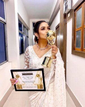 Kalpana Kalita Instagram - সময়......৷ অসমৰ সাংস্কৃতিক জগতখনত খোজ লোৱাৰ দিনৰে পৰা কিছুমান সৰু সৰু সপোনে নিজ ক্ষেত্ৰখনত নতুন বা স্মৰণিয় কাম কৰাৰ আকাংক্ষা জন্মাই আহিছিল ৷ ঠিক তেনে এক সন্ধিক্ষণতে 2024 ৰ “ প্ৰাগচিনে এৱাৰ্ড “ ত আমাক “ ৰঙাটাপু ১৯৮২“ চিনেমা খনৰ বাবে Best Supporting actor ৰ সন্মানেৰে সন্মানিত কৰাৰ বাবে “প্ৰাগ চিনে এৱাৰ্ড“ লৈ কৃতজ্ঞ ৷ লগতে পৰিচালক মৰমৰ আদিত্যম শইকীয়ালৈ মই আজিবন কৃতাৰ্থ হৈ ৰলো৷ বিশেষ ভাৱে মোৰ শ্ৰদ্ধাৰ ড° সঞ্জীৱ নাৰায়ণ দাদা প্ৰম ুখ্যে সন্মানিয় বিচাৰক মণ্ডলীৰ প্ৰত্যেককে সেৱা জনালোঁ ৷মোৰ আৰাধ্য দেৱতাই আমালৈ এই পবিত্ৰ ক্ষণটো লিখি ৰখাৰ বাবে সুখী ৷ “ ৰঙাটাপু ১৯৮২ “ৰ সমোহ পৰিয়ালৰ হৈ সমগ্ৰ অসমবাসীৰ  চৰণত সেৱা জনালে ৷ ☺️🙏 Spl thanx to my dear friend @zishaan_makeeup_artist for my wardrobe and my makeover ❤️❤️
