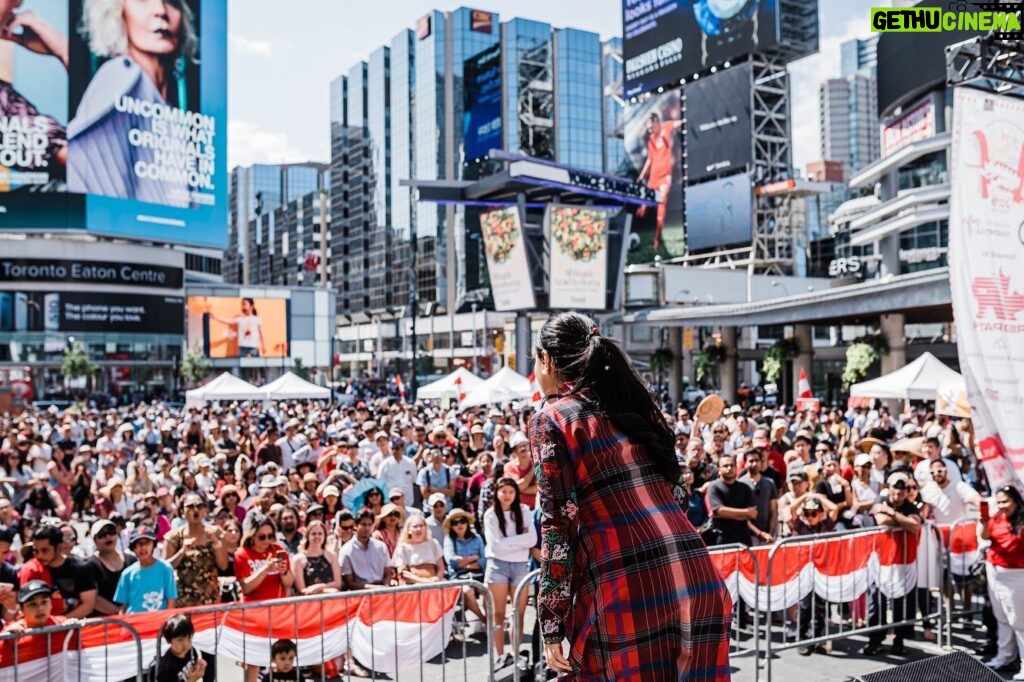 Kamasean Matthews Instagram - Toronto, you beaut Terima kasih♥️ 📷 @gavinlambert_s 👗 @dimassinggih #ISFToronto2019