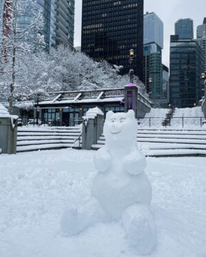 Kamasean Matthews Instagram - I made a snow beaaaaaaarrrr (took 4hours and 1 shoe change but we pulled through)
if you see this post bcs u saw the lil note i put on the bear, thank u for appreciating my masterpiece and making my day HAHAHA

swipe left to see how it started lol