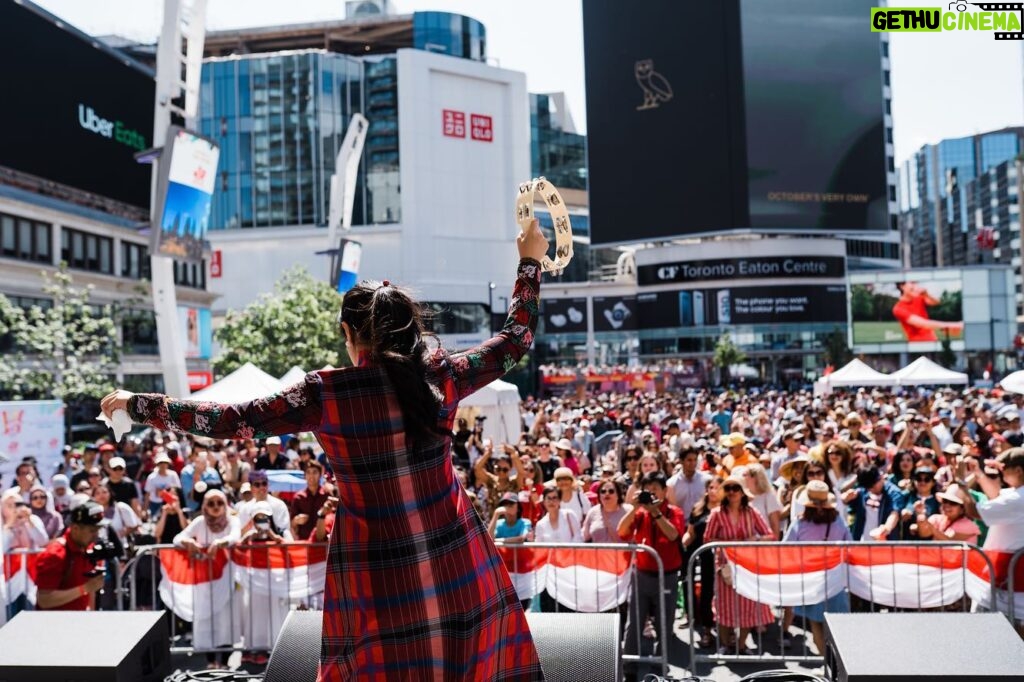 Kamasean Matthews Instagram - Toronto, you beaut Terima kasih♥️ 📷 @gavinlambert_s 👗 @dimassinggih #ISFToronto2019