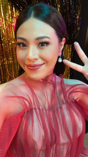 Kamasean Matthews Instagram - hi i’m back and the grind won’t stop 😜

hair & makeup @adi_satriamua 
dresses @lianepuspita
styled by @anye_queen_