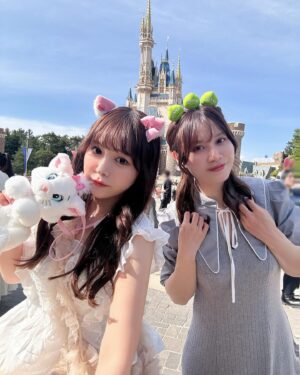 Kanako Hiramatsu Instagram - だいす〜きしゅきしゅきななぎささんと🎀
ネイリストさんなんだけど
一緒にいると自然体でいられて
今までにない不思議な感覚なんだ🫧
出会えてハッピー😖🤍🩷
今のネイルはシンプル💅！

#ディズニーコーデ  #ディズニーランド 
#シンデレラ城  #ネイル