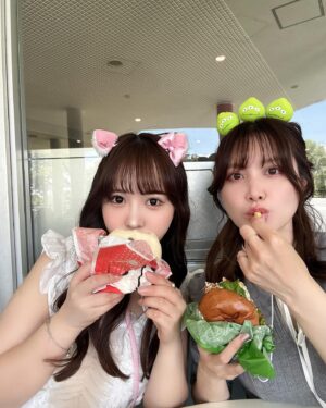 Kanako Hiramatsu Instagram - だいす〜きしゅきしゅきななぎささんと🎀
ネイリストさんなんだけど
一緒にいると自然体でいられて
今までにない不思議な感覚なんだ🫧
出会えてハッピー😖🤍🩷
今のネイルはシンプル💅！

#ディズニーコーデ  #ディズニーランド 
#シンデレラ城  #ネイル