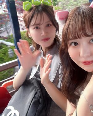 Kanako Hiramatsu Instagram - だいす〜きしゅきしゅきななぎささんと🎀
ネイリストさんなんだけど
一緒にいると自然体でいられて
今までにない不思議な感覚なんだ🫧
出会えてハッピー😖🤍🩷
今のネイルはシンプル💅！

#ディズニーコーデ  #ディズニーランド 
#シンデレラ城  #ネイル