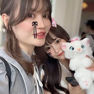 Kanako Hiramatsu Instagram - だいす〜きしゅきしゅきななぎささんと🎀
ネイリストさんなんだけど
一緒にいると自然体でいられて
今までにない不思議な感覚なんだ🫧
出会えてハッピー😖🤍🩷
今のネイルはシンプル💅！

#ディズニーコーデ  #ディズニーランド 
#シンデレラ城  #ネイル