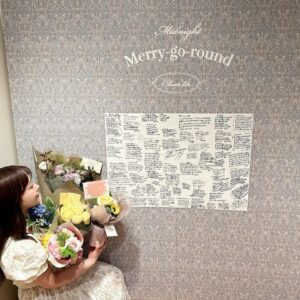 Kanako Hiramatsu Instagram - シュエットラテ最後のイベントでした💐
当日、関係者様も含めて約１３０名の方が
駆けつけて下さいました🥲
サプライズで駆けつけてくれた方や
お久しぶりの方も多くてビックリ嬉しいでした😭

一緒にブランドを作り上げた
大好きなチームも駆けつけてくれて。

最後に素敵なメッセージボードが完成！
沢山の花束、お手紙、プレゼントも頂きました🎁

イベント中はお客様お一人お一人から
シュエットラテへの想いや私への嬉しすぎる言葉達を
沢山頂いてとても励みになりました。
続々とでる完売商品達も嬉しかったです。
3年と9ヶ月の思い出や想いが
皆さんにもちゃんと届いてたんだと
実感できた時間でした。
ご来場頂きました皆様
心からありがとうございました🥲✨

サイトのクローズは30日まで。
まだ伝えたい言葉ががまとまらなくて。
最後の日まで向き合いたいと思います！

#シュエラテ　#平松可奈子