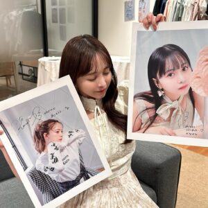 Kanako Hiramatsu Instagram - シュエットラテ最後のイベントでした💐
当日、関係者様も含めて約１３０名の方が
駆けつけて下さいました🥲
サプライズで駆けつけてくれた方や
お久しぶりの方も多くてビックリ嬉しいでした😭

一緒にブランドを作り上げた
大好きなチームも駆けつけてくれて。

最後に素敵なメッセージボードが完成！
沢山の花束、お手紙、プレゼントも頂きました🎁

イベント中はお客様お一人お一人から
シュエットラテへの想いや私への嬉しすぎる言葉達を
沢山頂いてとても励みになりました。
続々とでる完売商品達も嬉しかったです。
3年と9ヶ月の思い出や想いが
皆さんにもちゃんと届いてたんだと
実感できた時間でした。
ご来場頂きました皆様
心からありがとうございました🥲✨

サイトのクローズは30日まで。
まだ伝えたい言葉ががまとまらなくて。
最後の日まで向き合いたいと思います！

#シュエラテ　#平松可奈子