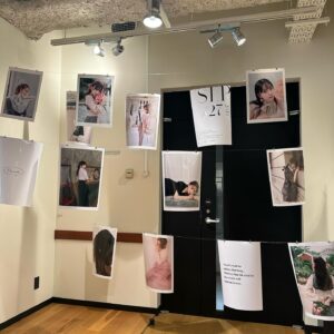 Kanako Hiramatsu Instagram - シュエットラテ最後のイベントでした💐
当日、関係者様も含めて約１３０名の方が
駆けつけて下さいました🥲
サプライズで駆けつけてくれた方や
お久しぶりの方も多くてビックリ嬉しいでした😭

一緒にブランドを作り上げた
大好きなチームも駆けつけてくれて。

最後に素敵なメッセージボードが完成！
沢山の花束、お手紙、プレゼントも頂きました🎁

イベント中はお客様お一人お一人から
シュエットラテへの想いや私への嬉しすぎる言葉達を
沢山頂いてとても励みになりました。
続々とでる完売商品達も嬉しかったです。
3年と9ヶ月の思い出や想いが
皆さんにもちゃんと届いてたんだと
実感できた時間でした。
ご来場頂きました皆様
心からありがとうございました🥲✨

サイトのクローズは30日まで。
まだ伝えたい言葉ががまとまらなくて。
最後の日まで向き合いたいと思います！

#シュエラテ　#平松可奈子