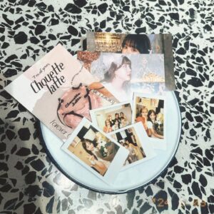 Kanako Hiramatsu Instagram - シュエットラテ最後のイベントでした💐
当日、関係者様も含めて約１３０名の方が
駆けつけて下さいました🥲
サプライズで駆けつけてくれた方や
お久しぶりの方も多くてビックリ嬉しいでした😭

一緒にブランドを作り上げた
大好きなチームも駆けつけてくれて。

最後に素敵なメッセージボードが完成！
沢山の花束、お手紙、プレゼントも頂きました🎁

イベント中はお客様お一人お一人から
シュエットラテへの想いや私への嬉しすぎる言葉達を
沢山頂いてとても励みになりました。
続々とでる完売商品達も嬉しかったです。
3年と9ヶ月の思い出や想いが
皆さんにもちゃんと届いてたんだと
実感できた時間でした。
ご来場頂きました皆様
心からありがとうございました🥲✨

サイトのクローズは30日まで。
まだ伝えたい言葉ががまとまらなくて。
最後の日まで向き合いたいと思います！

#シュエラテ　#平松可奈子