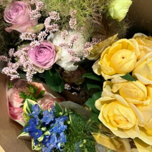 Kanako Hiramatsu Instagram - シュエットラテ最後のイベントでした💐
当日、関係者様も含めて約１３０名の方が
駆けつけて下さいました🥲
サプライズで駆けつけてくれた方や
お久しぶりの方も多くてビックリ嬉しいでした😭

一緒にブランドを作り上げた
大好きなチームも駆けつけてくれて。

最後に素敵なメッセージボードが完成！
沢山の花束、お手紙、プレゼントも頂きました🎁

イベント中はお客様お一人お一人から
シュエットラテへの想いや私への嬉しすぎる言葉達を
沢山頂いてとても励みになりました。
続々とでる完売商品達も嬉しかったです。
3年と9ヶ月の思い出や想いが
皆さんにもちゃんと届いてたんだと
実感できた時間でした。
ご来場頂きました皆様
心からありがとうございました🥲✨

サイトのクローズは30日まで。
まだ伝えたい言葉ががまとまらなくて。
最後の日まで向き合いたいと思います！

#シュエラテ　#平松可奈子