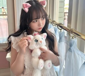 Kanako Hiramatsu Instagram - ディズニーランド行った時の🎀
今年に入ってからめちゃくちゃ行ってる🏰🤍
YouTubeに初めてディズニーランドVLOG
アップしたので是非観てね💕

#ディズニーランド　#ディズニーランドグルメ 
#ディズニーコーデ　#マリーちゃんコーデ