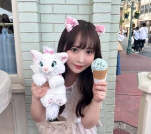 Kanako Hiramatsu Instagram - ディズニーランド行った時の🎀
今年に入ってからめちゃくちゃ行ってる🏰🤍
YouTubeに初めてディズニーランドVLOG
アップしたので是非観てね💕

#ディズニーランド　#ディズニーランドグルメ 
#ディズニーコーデ　#マリーちゃんコーデ