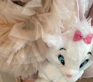 Kanako Hiramatsu Instagram - ディズニーランド行った時の🎀
今年に入ってからめちゃくちゃ行ってる🏰🤍
YouTubeに初めてディズニーランドVLOG
アップしたので是非観てね💕

#ディズニーランド　#ディズニーランドグルメ 
#ディズニーコーデ　#マリーちゃんコーデ
