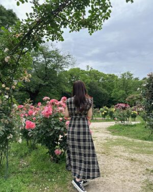 Kanako Hiramatsu Instagram - お気に入りのワンピース👗
こないだの太田川駅での公開生放送でも
着ていました‎𓈒 ˖ ࣪ 𝜗𝜚 
リラックスしてきられるのに女性らしい
シルエットがお気に入りです。
スニーカーと合わせたい気分👟

#pr #maisondelyla #kanacofashion 
#低身長コーデ  #コンバース