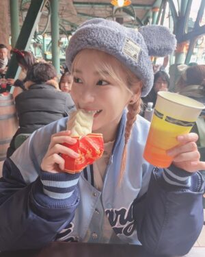 Kanako Takatsuki Instagram - 親友ぴとクリスマスDisney Sea🎄🪅
帽子に合わせて水色コーデ🩵
乗り物そんなに乗らずハシゴ酒してたので基本ビール持ってますほろ酔いでした足は寒かったです
#disneysea