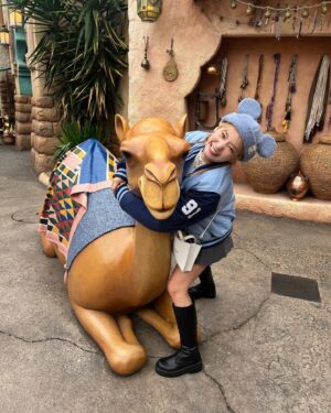 Kanako Takatsuki Instagram - 親友ぴとクリスマスDisney Sea🎄🪅
帽子に合わせて水色コーデ🩵
乗り物そんなに乗らずハシゴ酒してたので基本ビール持ってますほろ酔いでした足は寒かったです
#disneysea