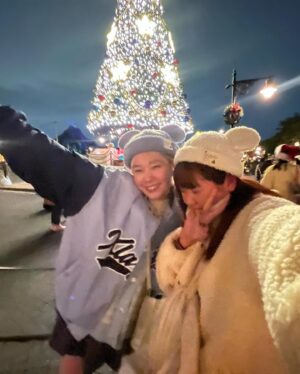 Kanako Takatsuki Instagram - 親友ぴとクリスマスDisney Sea🎄🪅
帽子に合わせて水色コーデ🩵
乗り物そんなに乗らずハシゴ酒してたので基本ビール持ってますほろ酔いでした足は寒かったです
#disneysea