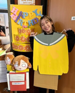 Kanako Takatsuki Instagram - 3/4
花丸ちゃんお誕生日おめでとう🎂
今年もお祝いできて嬉しいです💛

そしてAqoursCLUBのバースデーロケで沼津市芹沢光治良記念館さんに行ってきました🦋
やっと行けたー！とても素敵な場所で大感動でした📚
ぜひロケ映像ご覧くださいっ！🌼
#lovelive #Aqours #国木田花丸