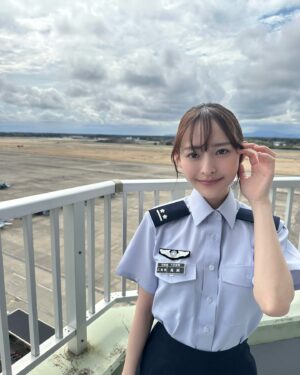 Kanami Takasaki Instagram - 本物の制服で撮影したのでとてもドキドキしました🥰
似合ってますか？✨

#MAMOR