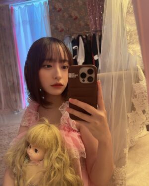 Kanami Takasaki Instagram - 双木さん監修の作品撮りをしてきました♡
ぺろちゃんと⸝⸝ᵕ ᵕ⸝⸝💓

#なまいきりぼんスタジオ2