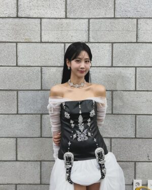 Kang Hye-yeon Instagram - 트롯뮤직 어워즈에서 값진 상 받았어요
가수 생활 하면서 그룹으로 1번 받고, 9년이 지나
트롯뮤직어워즈에서 솔로로 처음 받았네요..
좋기도 하면서 대견 하기도 하고..기분이 이상했어요
아래 앉아 있을 땐 안 떨렸는데 이름이 호명 되고 상 받으러 걸어가는데 그동안의 세월이 주마등처럼 스치면서 너무 떨리더라구요..!
늘 저를 응원해 주시는 우리 팬분들 그리고 늘 옆에서 챙겨주는 스텝분들 또 좋은 무대에 저를 믿고 세워 주시는 제작진 분들이 계셨기에 받을 수 있었던 것 같습니다.
부족한 절 끝까지 믿고 응원 해 주셔서 감사해요
우리 팬분들 너무 고맙고 사랑합니다 
앞으로 더 좋은 모습 많이 보여 드리고, 좋은 음악으로 보답하겠습니다🤍
