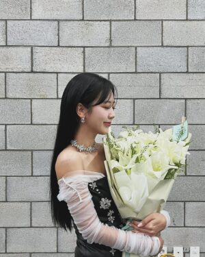 Kang Hye-yeon Instagram - 트롯뮤직 어워즈에서 값진 상 받았어요
가수 생활 하면서 그룹으로 1번 받고, 9년이 지나
트롯뮤직어워즈에서 솔로로 처음 받았네요..
좋기도 하면서 대견 하기도 하고..기분이 이상했어요
아래 앉아 있을 땐 안 떨렸는데 이름이 호명 되고 상 받으러 걸어가는데 그동안의 세월이 주마등처럼 스치면서 너무 떨리더라구요..!
늘 저를 응원해 주시는 우리 팬분들 그리고 늘 옆에서 챙겨주는 스텝분들 또 좋은 무대에 저를 믿고 세워 주시는 제작진 분들이 계셨기에 받을 수 있었던 것 같습니다.
부족한 절 끝까지 믿고 응원 해 주셔서 감사해요
우리 팬분들 너무 고맙고 사랑합니다 
앞으로 더 좋은 모습 많이 보여 드리고, 좋은 음악으로 보답하겠습니다🤍