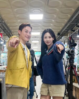 Kang Hye-yeon Instagram - 연근남매 다시 컴백!✨ 
매주 목요일 KBS1 6시내고향 힘내라전통시장에서
복귀한 강혜연을 만날 수 있습니다 연근남매 크로쓰!
전국의 전통시장을 소개하는 그날까지 뽜이야 🔥
#송준근 #강혜연 #6시내고향