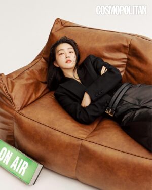 Kang Ji-young Instagram - Fearless. 

“처음부터 저는 전형적인 (모습의) 아나운서가 아니었고, 그 때문에 스트레스를 받기도 했어요. 그러다 어느 순간부터 ‘다르다는 걸 인정하자, 그냥 나의 길을 가자’는 마음가짐을 갖게 됐죠.“

더 많은 인터뷰 내용은 코스모폴리탄 3월호에 담겨있습니다. 

덕분에 이런 도전을 해볼 수 있었어요. 
코스모_FFF 선정도, 이런 색다른 모습도 고맙습니다💜@cosmopolitankorea