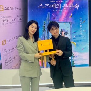 Kang Ji-young Instagram - 의자가 생각보다 무게가 나가서 양손으로 든 것뿐인데. 손만 보면 좀 다르게 보이기도. (실은 좀 탐나긴 했음 😂)
#신카이마코토감독 #주말뉴스룸