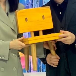 Kang Ji-young Instagram - 의자가 생각보다 무게가 나가서 양손으로 든 것뿐인데. 손만 보면 좀 다르게 보이기도. (실은 좀 탐나긴 했음 😂)
#신카이마코토감독 #주말뉴스룸