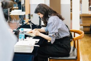 Kang Ji-young Instagram - 작가로 소개되는 것도, 사인회도 처음이라 긴장을 잔뜩 해서 시간이 어떻게 지나갔는지 모르겠어요.

머릿속에서 막연히 그려보던 시청자, 독자, 혹은 팬이라고 말씀해 주시던 분들을 직접 대면하는 건 정말 새로운 경험이었습니다. 

유난히 날씨가 좋던 황금 같은 토요일 오후, 귀한 시간 내어주셔서 고맙습니다. (부산에서 와주셨다던 분들 특히 더 고맙습니다😭)
그럼 다음 주 북토크 때 뵐게요.
#때로는간절함조차아플때가있었다