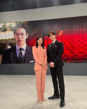 Kang Ji-young Instagram - 웃음을 되찾은 킹더랜드 구원 본부장님
#이준호배우 #주말뉴스룸