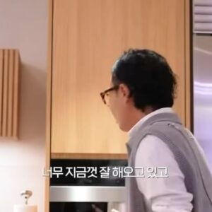 Kang Ji-young Instagram - “나이가 너무 들어서 어린 나를 너무 미워하면 안 돼…그걸 잘 껴안아주고 토닥이면서 가야 되는 거 같아.”

맛있는 음식은 물론, 유쾌하고 따뜻한 격려가 가득한 자리에 다녀왔어요. 이번엔 인터뷰이로 나옵니다 🤓
#요정재형