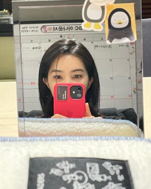 Kang Ji-young Instagram - 예전만큼 신나지 않는 금요일.
#nomorefridayvibes