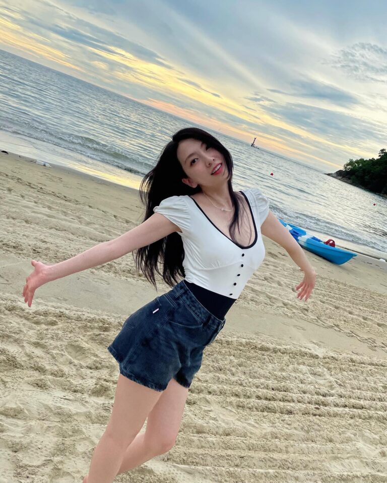 Kang Ji-young Instagram - 🤍🩵💛🧡🏝️